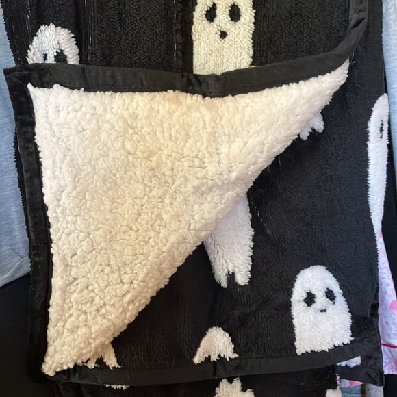 🖤👻VIRAL TikTok Ghostie sherpa throw blanket SO SOFT & COZY sherpa NWT - Picture 2 of 7